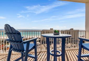 Laketown Wharf #1202 by Nautical Properties Vacation has rooms with a private hot tub