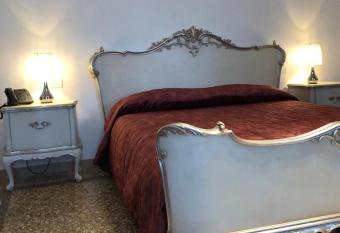 Hotel Donna Lucia has rooms with a private hot tub