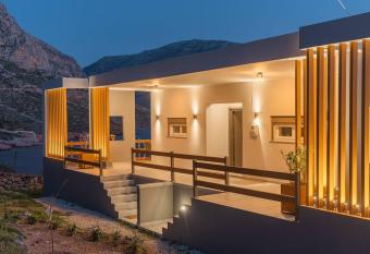 Luxury Boutique Getaway With Astonishing Views 2nd Apt allows 18 year olds to book a room