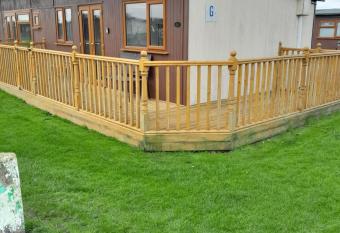 Lovely 2- bed holiday chalet perfect getaway 5 wa has Balcony rooms