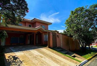 Paz e muito verde na Granja Viana allows 18 year olds to book a room