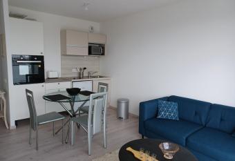 L  Aurore 29 allows 18 year olds to book a room