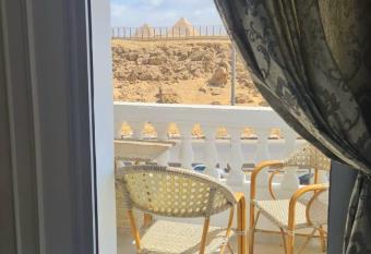 Pyramids View Apartment has rooms with a private hot tub