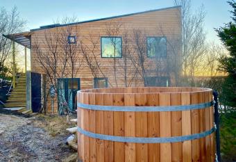 The Oak house - Designers private Northern lights geothermal Villa has Balcony rooms