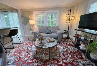 Spacious 1 Bedroom Cottage Close to Everything 3 has Balcony rooms