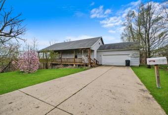 Beautiful home in Beach Park IL has Balcony rooms