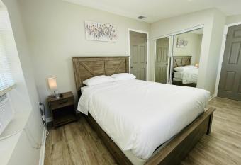 Beautiful room in prime location allows 18 year olds to book a room