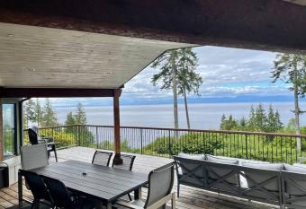 Barooga: Stunning View Home in Halfmoon Bay, Canada has rooms with a private hot tub