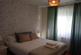 O Refuxio de Sig  eiro allows 18 year olds to book a room