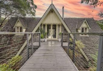 Spiritual Wilderness Cottage in Mt Macedon has Balcony rooms