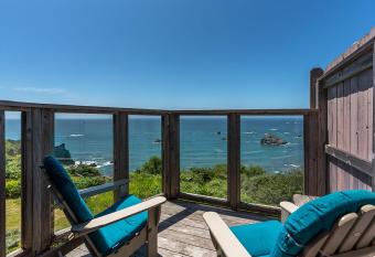 Turtle Rocks Oceanfront Inn has Balcony rooms