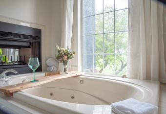 La Vaca Viva - Pool Side Oasis Near San Antonio has rooms with a private hot tub