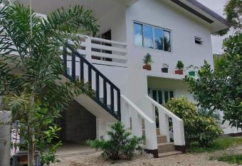 Malaya Beach House has Balcony rooms