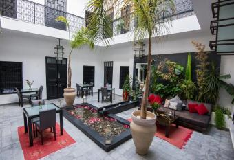 Riad Villa Weng   & Spa has rooms with a private hot tub
