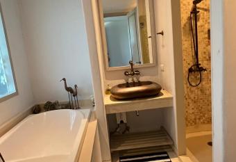 Chelona Khao Tao by Rattana has rooms with a private hot tub