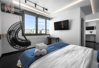 Calliope Penthouse, Nilie Hospitality MGMT has rooms with a private hot tub