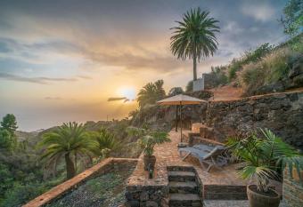 Cueva El Desvelo has Balcony rooms