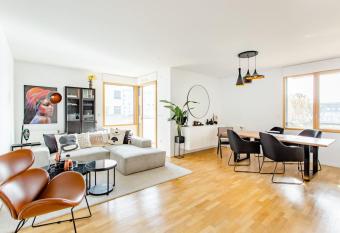 Magnifique appartement 160m2    15mn de Paris has Balcony rooms