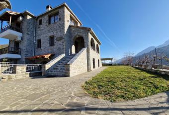 The Stone House has Balcony rooms