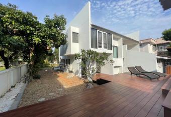 Airy Ville has rooms with a private hot tub