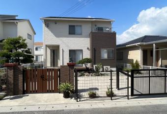           has rooms with a private hot tub