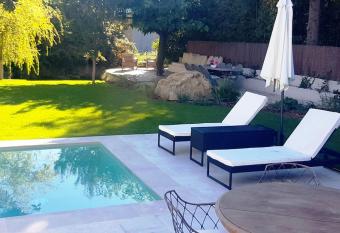 Spacious luxury villa on the banks of the Sorgue allows 18 year olds to book a room