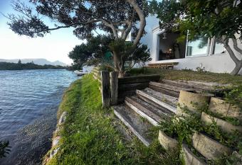 On the water   s edge - hot tub & fireplace. has rooms with a private hot tub