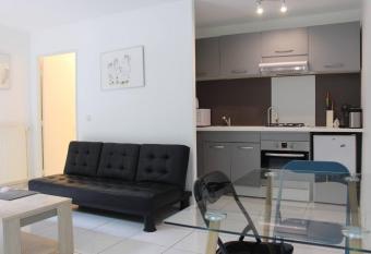 Agr  able appartement    2 pas de l   glise de Pantin allows 18 year olds to book a room