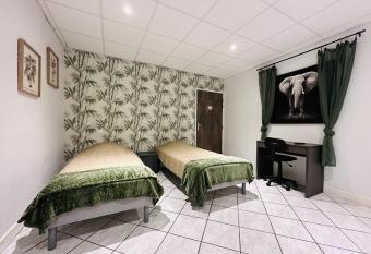 Chambre Jungle (Personne Mobilit   R  duite) allows 18 year olds to book a room