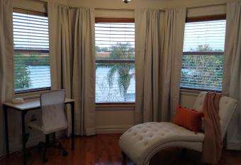 Lakeview Oasis has rooms with a private hot tub