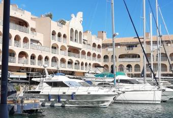 Les   les d or au port de Hyeres allows 18 year olds to book a room