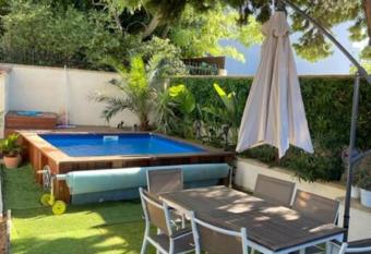 Maison de charme avec piscine en ville has Balcony rooms