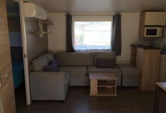 Charmant - piscine - clim - familial allows 18 year olds to book a room