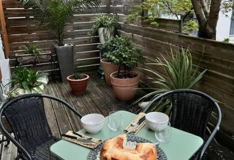 Maisonnette de charme allows 18 year olds to book a room