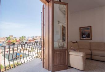 A pochi passi dal mare has Balcony rooms