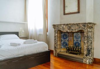 Yourbanflat Dante has Balcony rooms