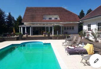 Villa Haagdoorn te Achel, 5 slaapkamers met zwembad op het zuiden in een oase van rust! has Balcony rooms