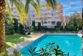 Beautiful furnished apartment in a private Residence with Pool & Tennis allows 18 year olds to book a room