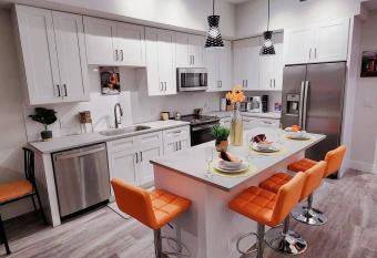 Luxe & Cozy 3beds,2rooms,ev Gym Near Beaches&downtown Wpb has rooms with a private hot tub