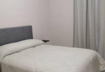 Habitaci  n privada allows 18 year olds to book a room