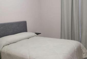 Habitaci  n privada allows 18 year olds to book a room