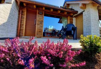 AL SOGNO has rooms with a private hot tub