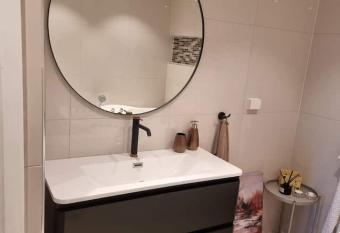 Cosy room with luxurious bathroom has Balcony rooms