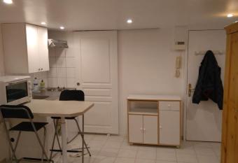 Epinay studio proche gare allows 18 year olds to book a room