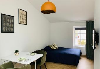 Le Studio d Emy allows 18 year olds to book a room