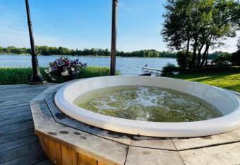 AGUONA ROYAL OASIS allows 18 year olds to book a room