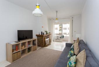 Wave Beach House has Balcony rooms