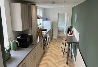 Sunderland Stays, Rose, City Centre, HS Wi-Fi, Smart TV & Free Parking has Balcony rooms