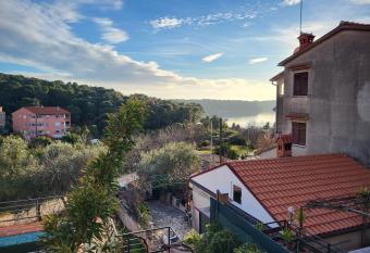 Vallessa Vip has Balcony rooms