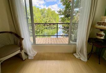 Rio Vista Bed and Breakfast has Balcony rooms